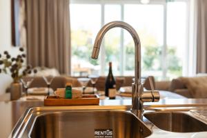 La Dolce Vickri - modern stay with garden and swimming pool