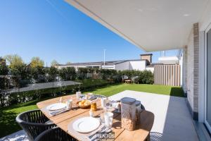 La Dolce Vickri - modern stay with garden and swimming pool