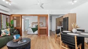 Absolute Beachfront Palm Cove Apt Sleeps 4