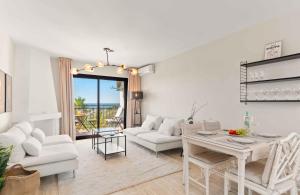 PRIME LOCATION! Few minutes walk to the Beach, Sports Club, Restaurants, Supermarkets and more!