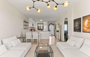 PRIME LOCATION! Few minutes walk to the Beach, Sports Club, Restaurants, Supermarkets and more!