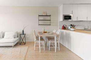 PRIME LOCATION! Few minutes walk to the Beach, Sports Club, Restaurants, Supermarkets and more!