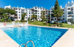 PRIME LOCATION! Few minutes walk to the Beach, Sports Club, Restaurants, Supermarkets and more!