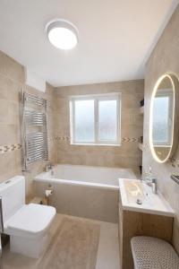 Bright Modern House Near London Links & Studios