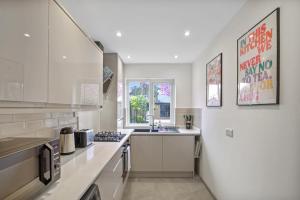 Bright Modern House Near London Links & Studios