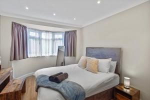 Bright Modern House Near London Links & Studios