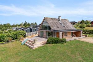 Luxurious Renovated Vacation Home w Sea Views