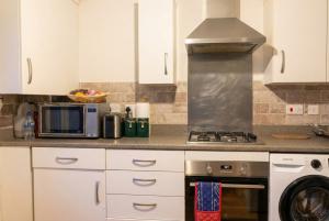 Quiet Three-Bedroom Home in Stewartby with Ensuite and Workspace