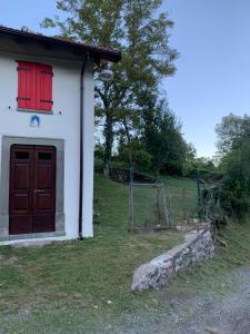 Casetta dalle finestre rosse img10