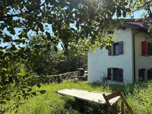 Casetta dalle finestre rosse