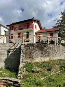 Casetta dalle finestre rosse img20