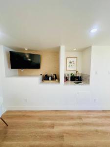 Gorgeous Ocean and Mountain View King Suite