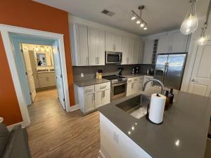 Uptown Escape - Free Parking, Pool, Walkable