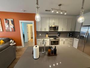 Uptown Escape - Free Parking, Pool, Walkable