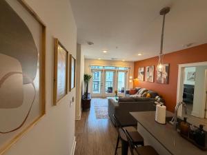 Uptown Escape - Free Parking, Pool, Walkable