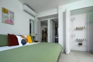 Stylish Condo with Rooftop Pool and Gym