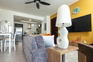 Stylish Condo with Rooftop Pool and Gym