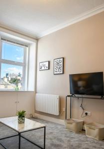 Free Parking- Sleeps 4 - 2 Bedrooms - Central