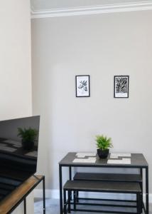 Free Parking- Sleeps 4 - 2 Bedrooms - Central