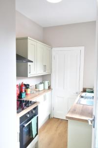 Free Parking- Sleeps 4 - 2 Bedrooms - Central