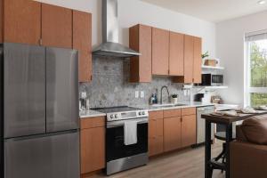 Condo 3 miles to Downtown with Free Parking and Walk to Coffee