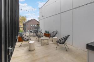 Condo 3 miles to Downtown with Free Parking and Walk to Coffee