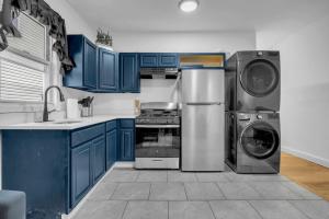 4BR 5 mins to University Hospital w Kitchen and WiFi