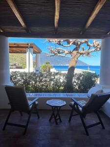 Ericùssa, sulla spiaggia con vista mare