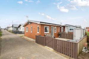 1 Bed Cabin - Sleeps 2 - Pets - 2 Min To Beach