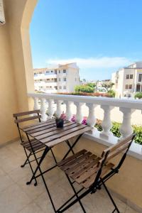 Apartment with balcony, Wifi, AC, 5 min walk to the beach