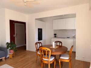 Grand T2 calme avec balcon, proche plages et gares