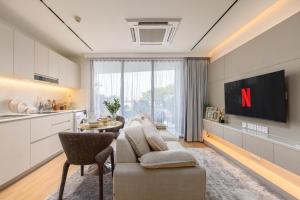 Samos - Stylish 1BR Apartment at The Aqua Phuket