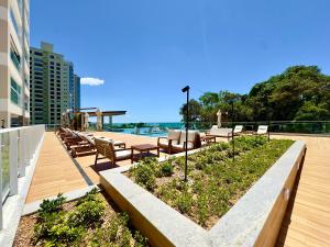 Apartamento em Condomínio Frente-Mar com Piscinas, Jacuzzi Aquecida, Sauna, Academia, Brinquedoteca, Churrasqueira na Sacada, Cozinha Completa e Lazer de Home Club