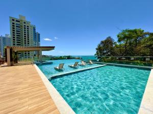 Apartamento em Condomínio Frente-Mar com Piscinas, Jacuzzi Aquecida, Sauna, Academia, Brinquedoteca, Churrasqueira na Sacada, Cozinha Completa e Lazer de Home Club