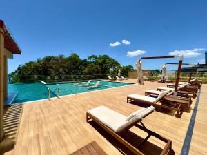 Apartamento em Condomínio Frente-Mar com Piscinas, Jacuzzi Aquecida, Sauna, Academia, Brinquedoteca, Churrasqueira na Sacada, Cozinha Completa e Lazer de Home Club