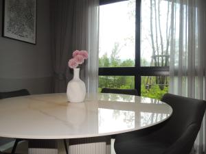 Luxury 2 bedroom pool access apartment