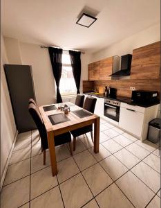 Spacious Flat , 4 Beds, Kitchen , Central , Messe