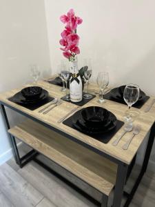 Empire Serviced Apartments - The Equinox suites