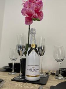 Empire Serviced Apartments - The Equinox suites