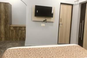 The Aura - Backpacker Stop