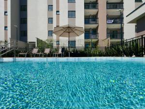 Apto 2 Quartos com Piscina, Ar-Condicionado e Churrasqueira Privativa a 400m da Praia