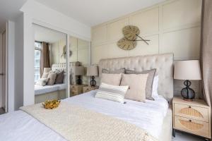 Stylish 2BR Suite with Queen Beds, Steps from the CN Tower