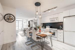 Stylish 2BR Suite with Queen Beds, Steps from the CN Tower