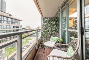 Stylish 2BR Suite with Queen Beds, Steps from the CN Tower