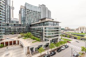 Stylish 2BR Suite with Queen Beds, Steps from the CN Tower