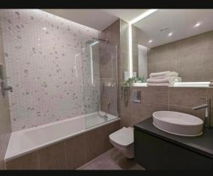 Modern 1-Bed Flat in Brentford, Quiet Stylish