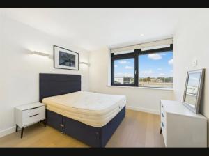 Modern 1-Bed Flat in Brentford, Quiet Stylish