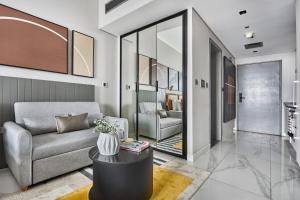 Frank Porter - Mag 318, Business Bay