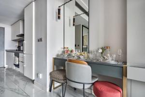 Frank Porter - Mag 318, Business Bay