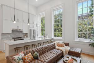 Two Luxe CBD Hotel Suites Near French Quarter